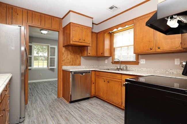 Building Photo - 620 Sandhurst Dr