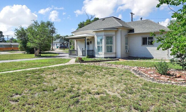 Building Photo - Charming Home for with a Spacious Yard & C...