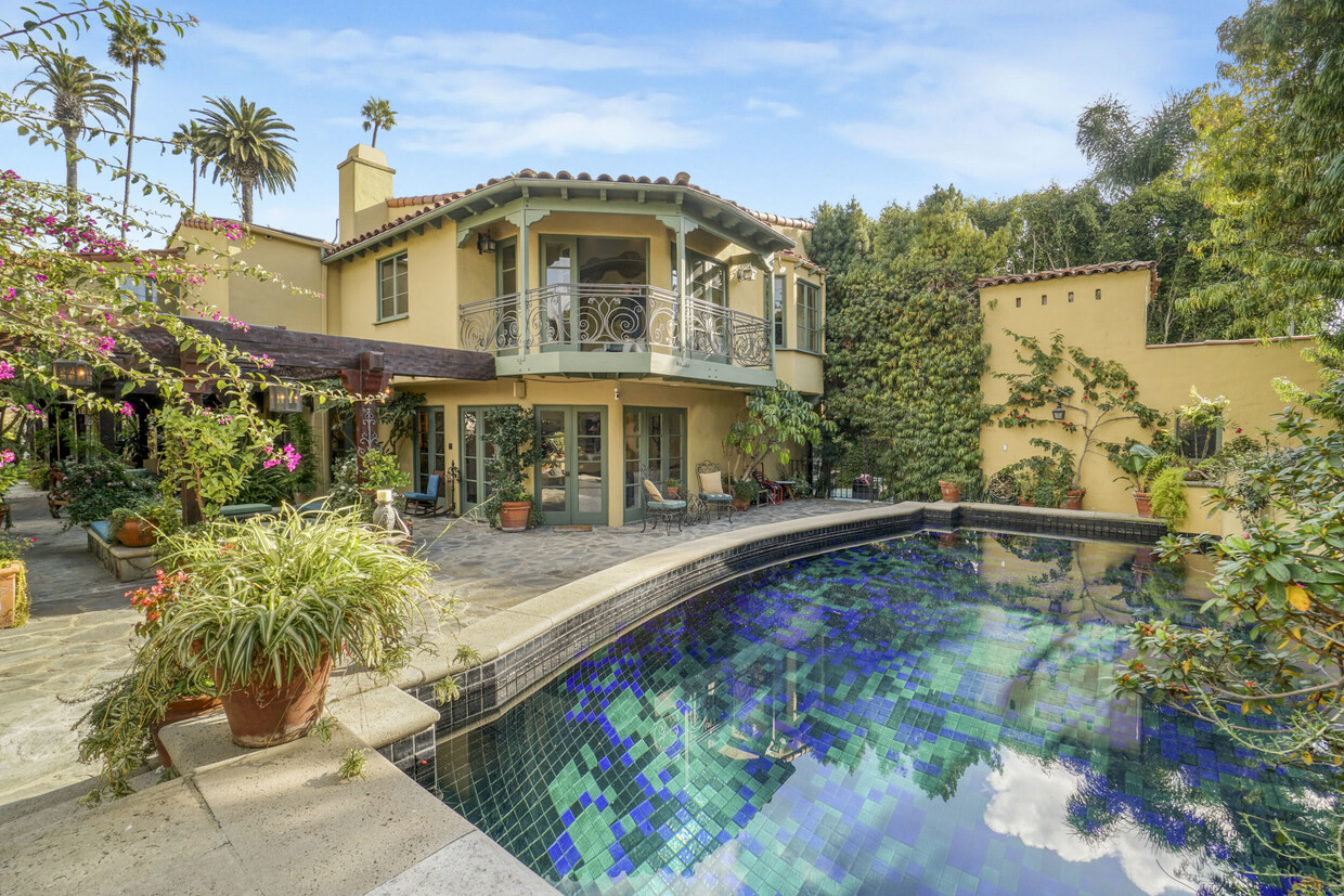 Foto principal - 707 N Bedford Dr