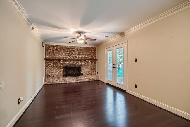 Foto del edificio - 6402 Holly Knoll Dr