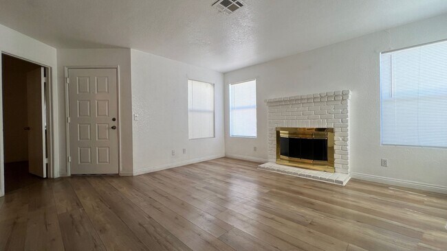 Building Photo - 3974 Bushnell Dr