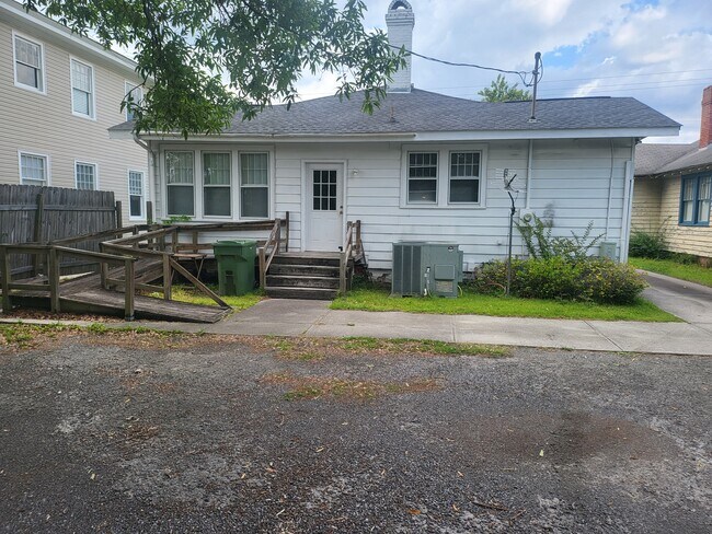 Building Photo - 466 W. Cheves St.