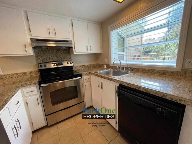 Building Photo - Great Townhouse Now Available in Concord!
