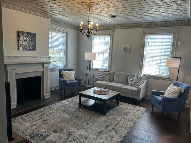 Building Photo - 812 Pollock St