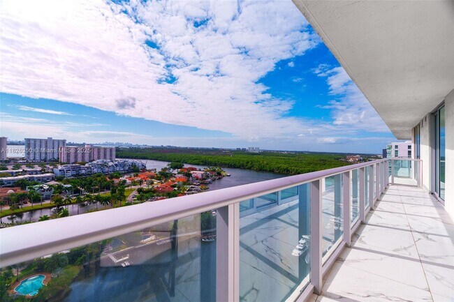 Foto del edificio - 330 Sunny Isles Blvd