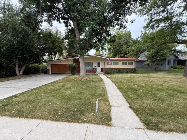 Foto del edificio - Beautiful 3 Bed 2 Bath Home w/ Attached 2 ...