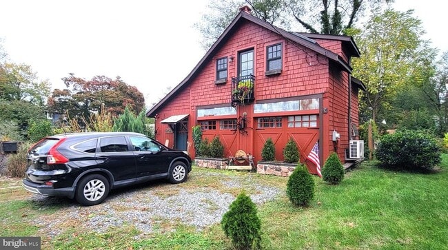 Building Photo - 264 Lake St