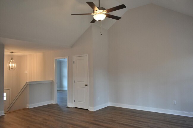 Building Photo - 3 Bedroom 2.5 Bath Rental in Hixson