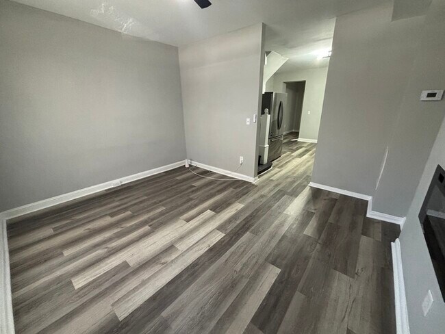 Building Photo - 2 bedroom PLUS den with Fireplace