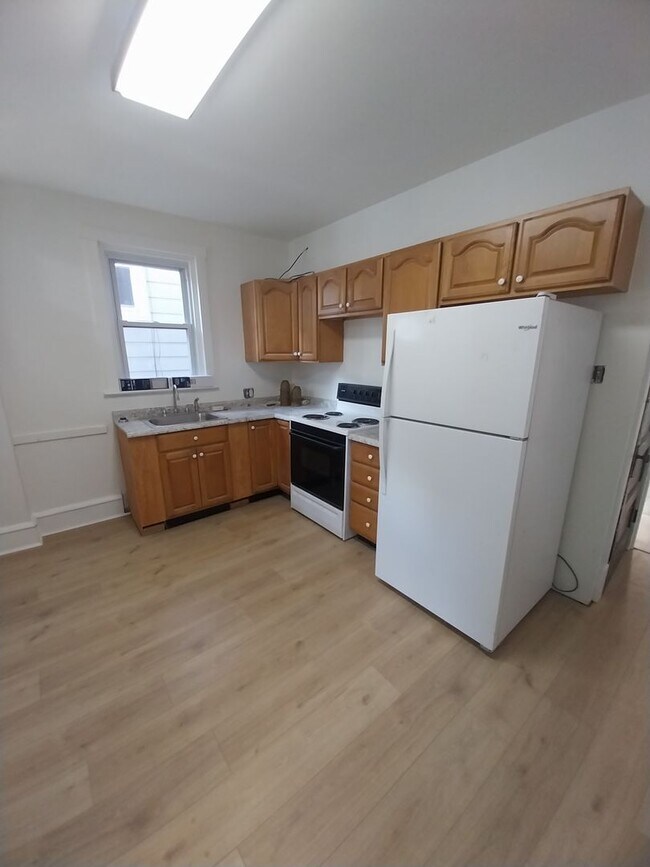 Foto del edificio - 3 bedroom, 1.5 baths, yard, washer dryer hook up