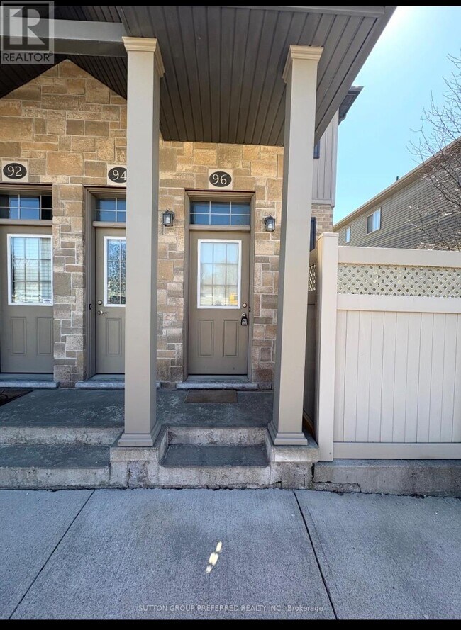 Photo du bâtiment - 3200 Singleton Ave