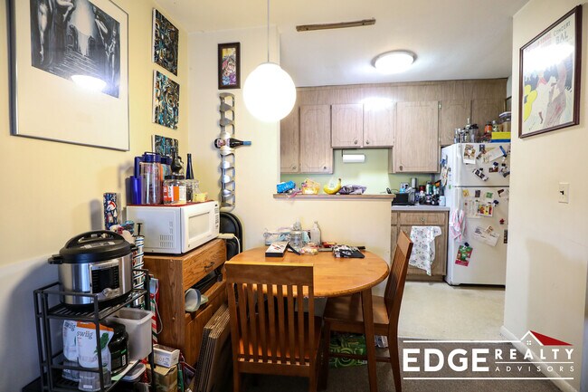 Building Photo - 2 Larose Pl