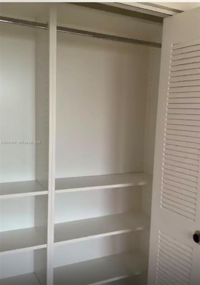 Foto del edificio - 8560 N Sherman Cir