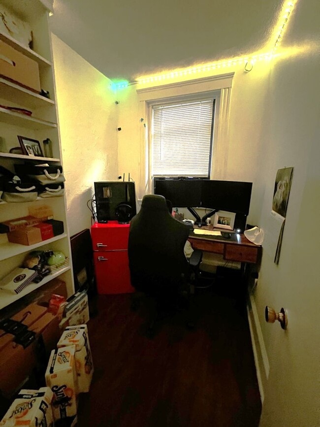 Building Photo - Sunny, Updated 2 bed/2 bath + Office with Parking Included for Sept 1st, 2026