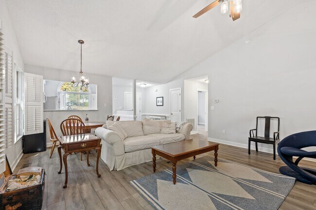 Foto del edificio - LOCATION!! Updated Townhome in Sought-Afte...
