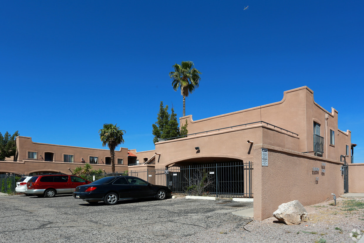 Primary Photo - Meadow West Apartments