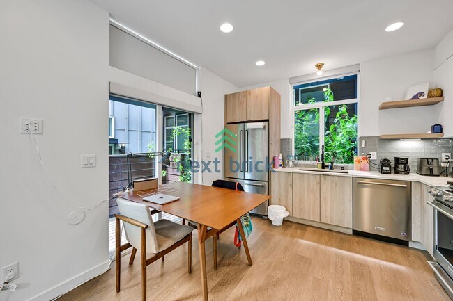 Foto del edificio - 2 BED & 2 BATH TOWNHOUSE FOR RENT