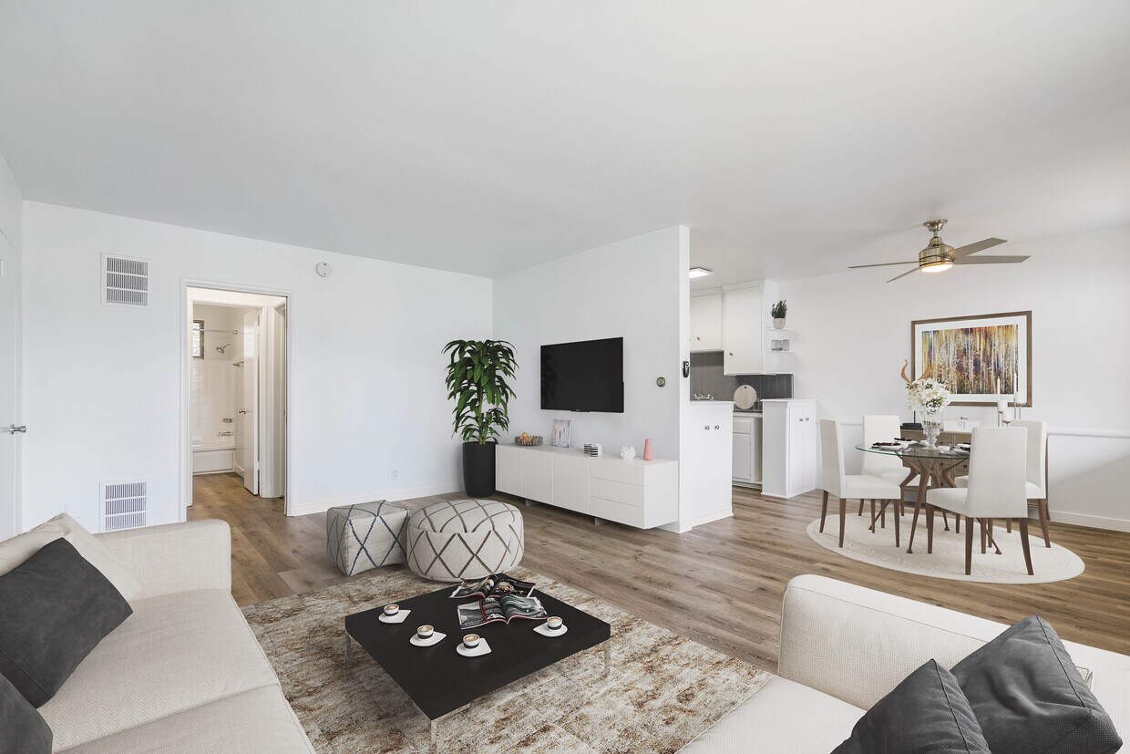 Foto principal - 8227 Norton Ave