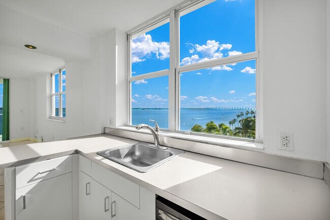 Building Photo - 800 Claughton Island Dr