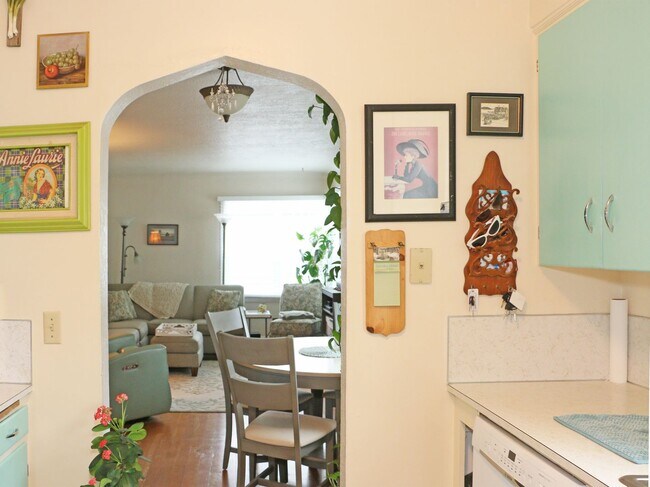 Building Photo - Furnished Monmouth Home - All Utilities in...