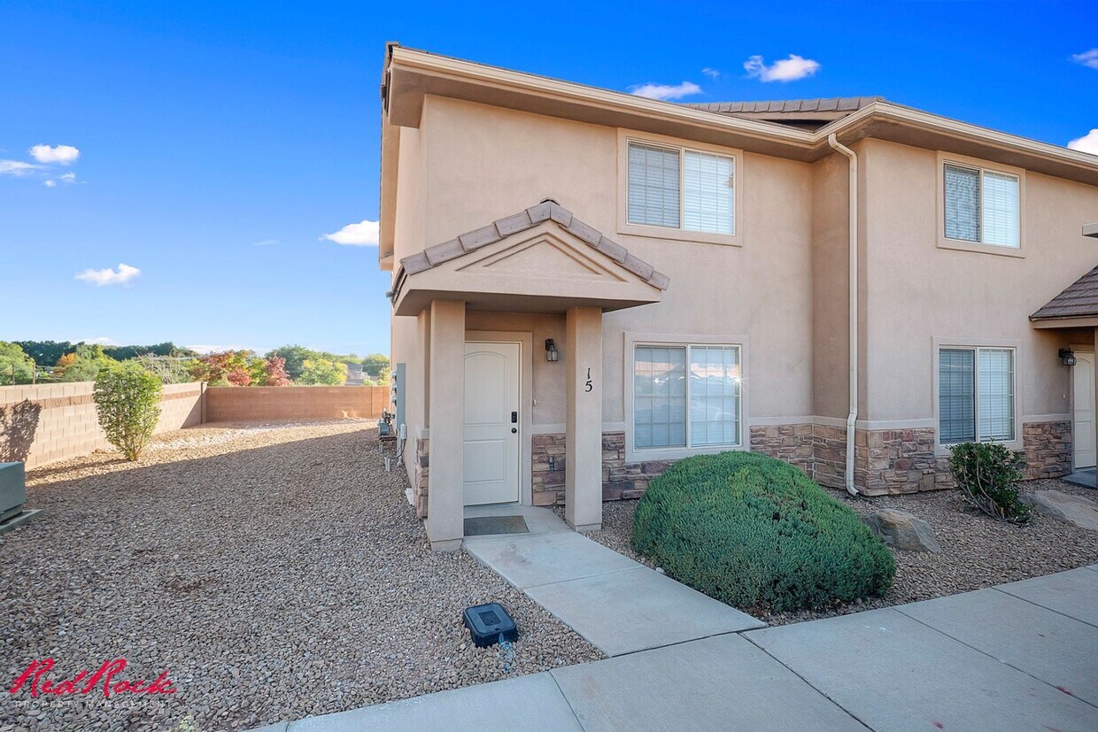 Foto principal - Adorable 3 Bedroom End Unit Townhome!