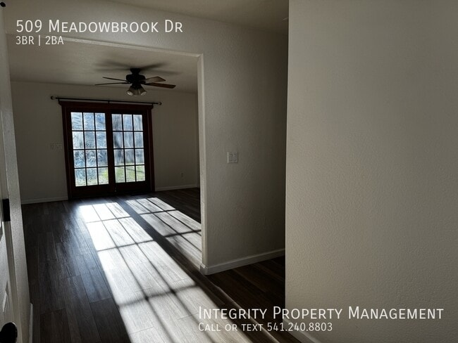 Foto del edificio - 509 Meadowbrook Dr