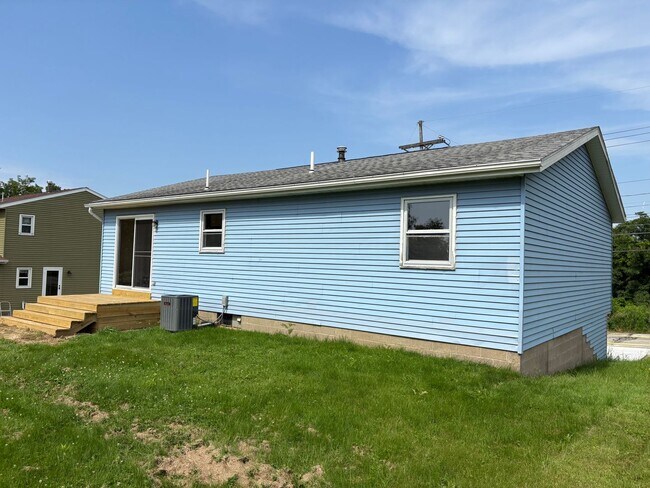 Foto del edificio - Southeast Erie 3 Bed with 2 Car Garage