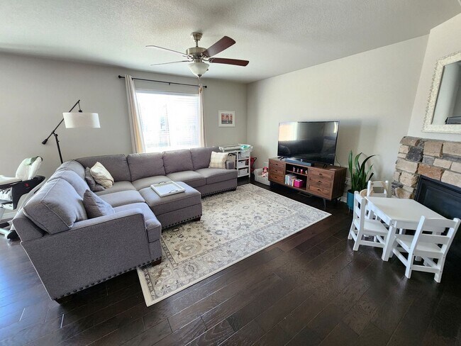 Foto del edificio - Beautiful 4-Bedroom Home in Lorson Ranch –...