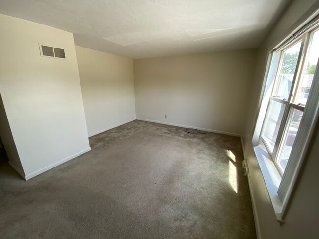 Building Photo - Townhouse