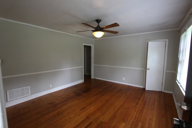 Foto del edificio - 2215 Rosewood Dr