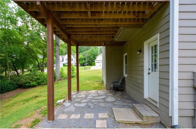 Entrada y patio independientes. - 2002 Fairbrook Ln