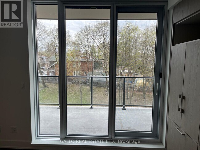 Photo du bâtiment - 8-308 Manor Rd W
