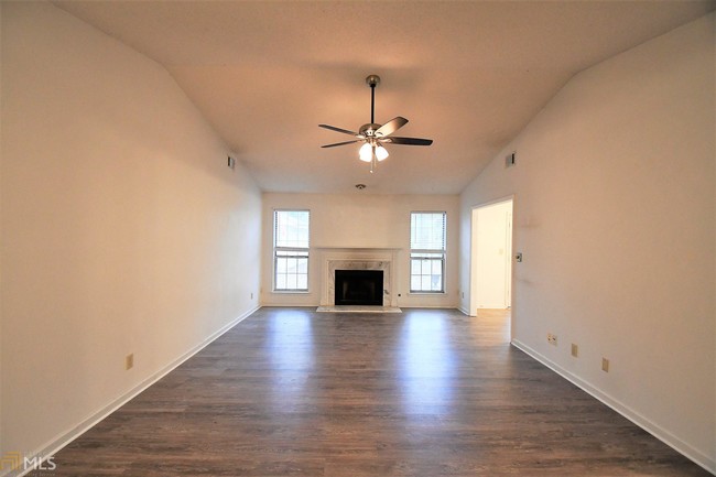 Building Photo - 815 Bedford Park