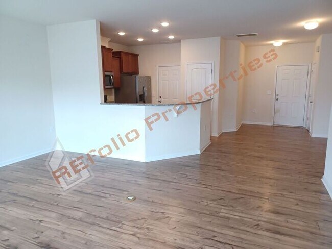Foto del edificio - Beautiful 3 BD 2.5 BA Townhome w/1-Car Gar...