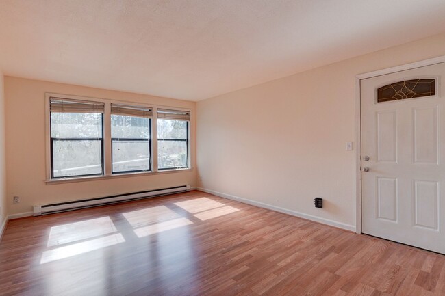 Building Photo - 2 Bed/1 Bath Condo