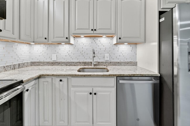 Building Photo - 1520 15th Ln