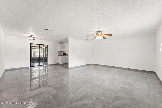 Foto del edificio - 4212 Pointe Haven Dr N