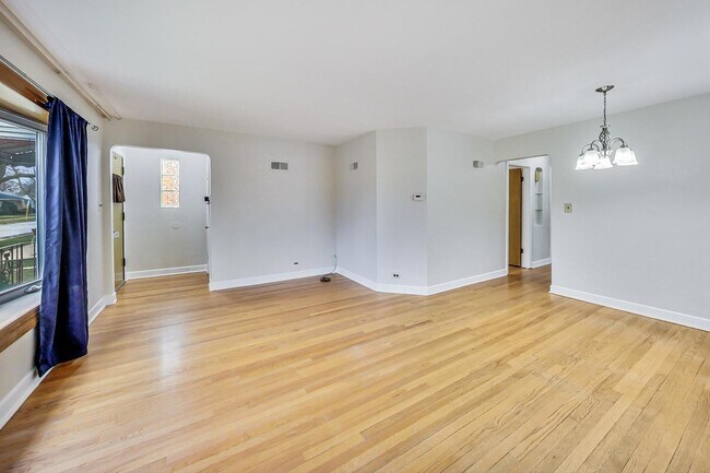 Foto del edificio - 6210 N Harding Ave