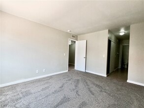 Building Photo - 1405 E Vegas Valley Dr
