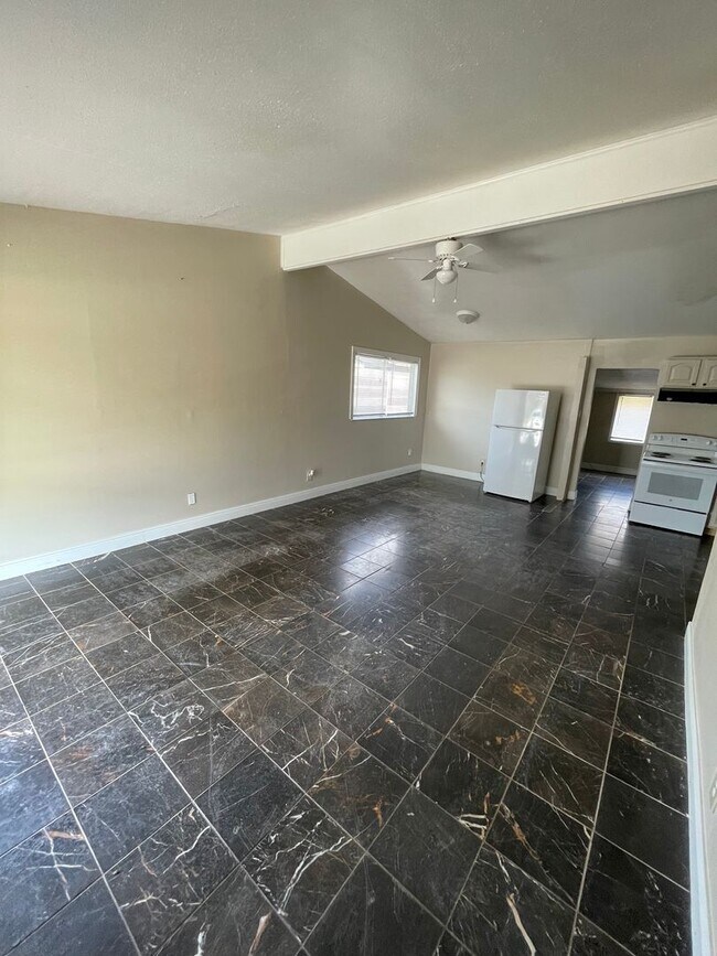 Building Photo - 1409 Sunset Dr