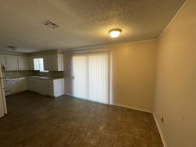 Foto del edificio - 3 bed, 1 1/2 bath, 2 car garage