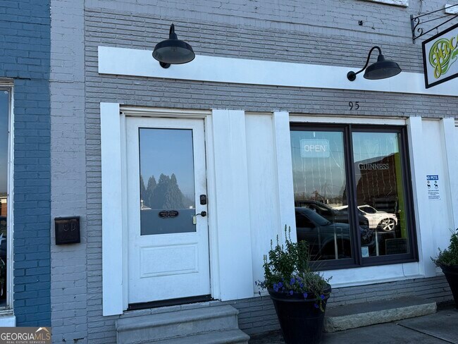 Foto del edificio - 95 W Franklin St