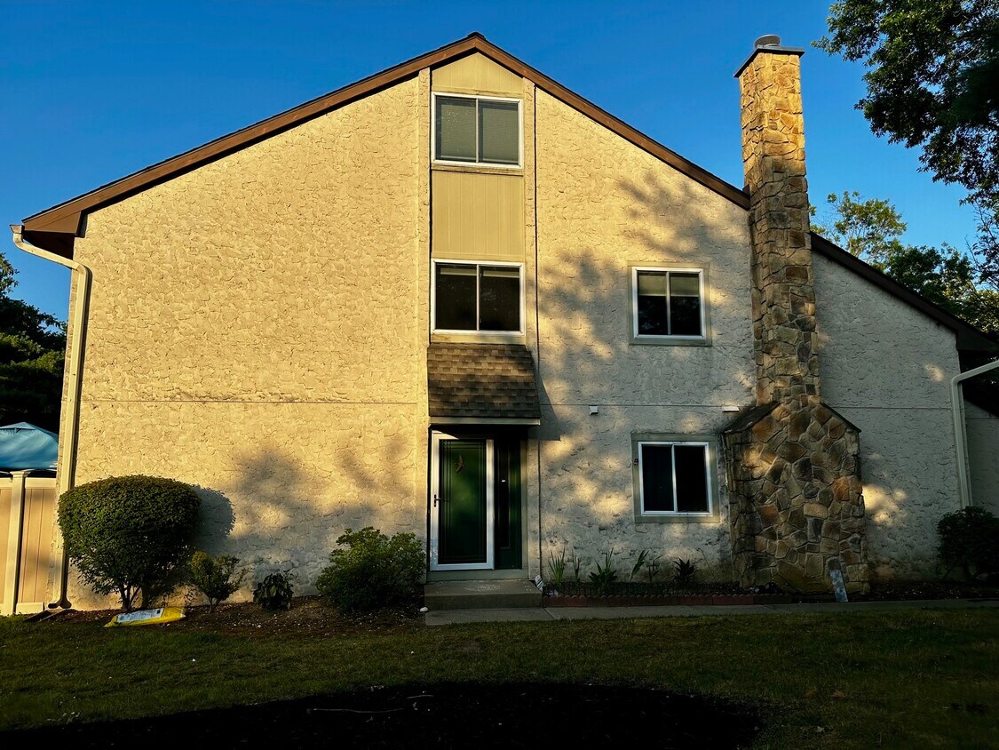 Foto principal - 99 Thoreau Dr