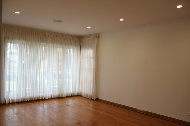 Foto del edificio - 7615 W Devon Ave