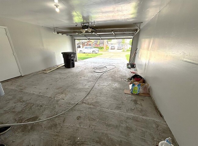 Building Photo - 5442 Castlecreek Ln