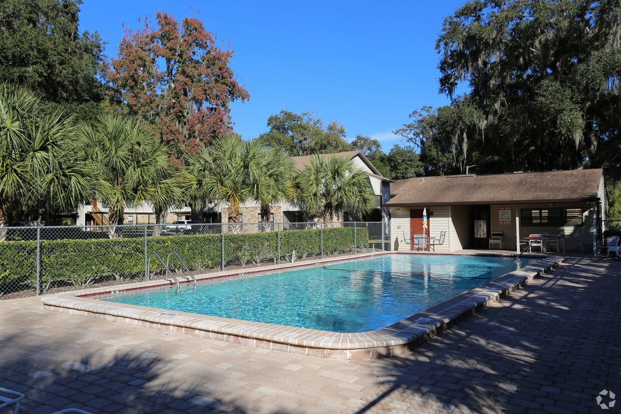 Piscina - Diamond Creek Apartments