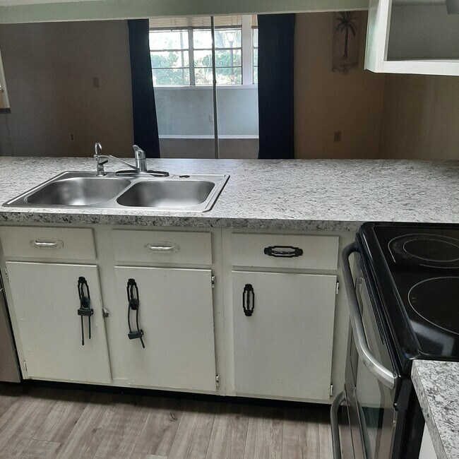COCINA con pasaplatos - 906 Hartford Dr
