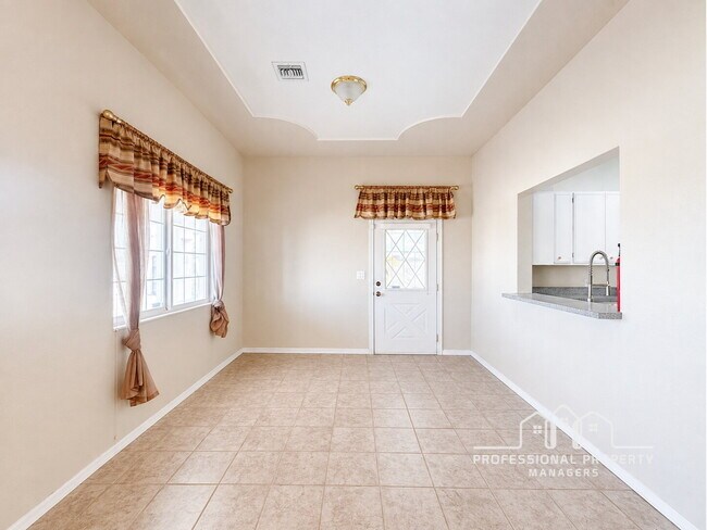 Foto del edificio - 3-bedroom, 3-bathroom home in Foothills Mobile Est