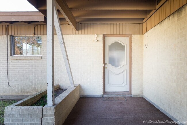 Building Photo - Double Carport and fully fenced.