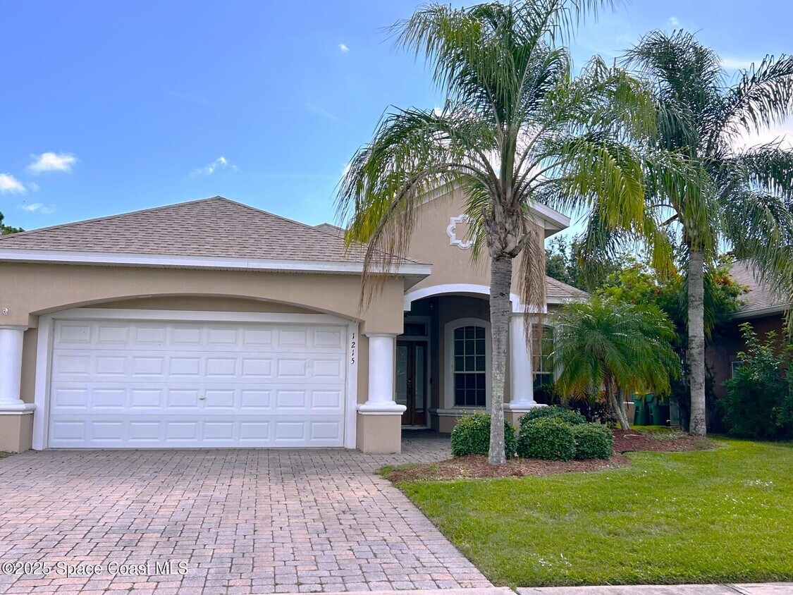Foto principal - 1215 Clubhouse Dr